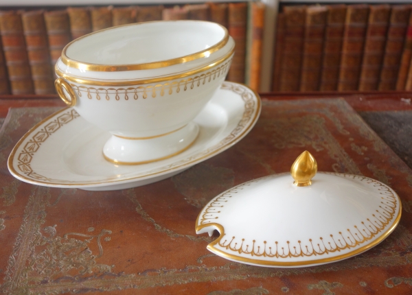 Manufacture Nast : saucière en porcelaine de Paris dorée à l'or - époque Empire - signée