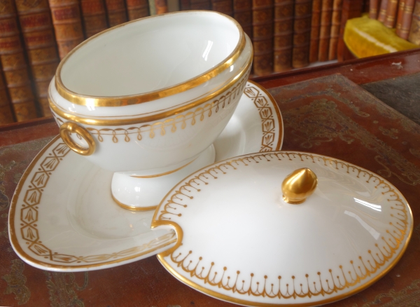 Manufacture Nast : saucière en porcelaine de Paris dorée à l'or - époque Empire - signée