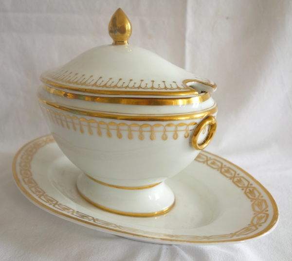 Manufacture Nast : saucière en porcelaine de Paris dorée à l'or - époque Empire - signée