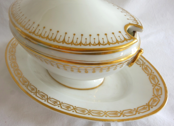 Manufacture Nast : saucière en porcelaine de Paris dorée à l'or - époque Empire - signée