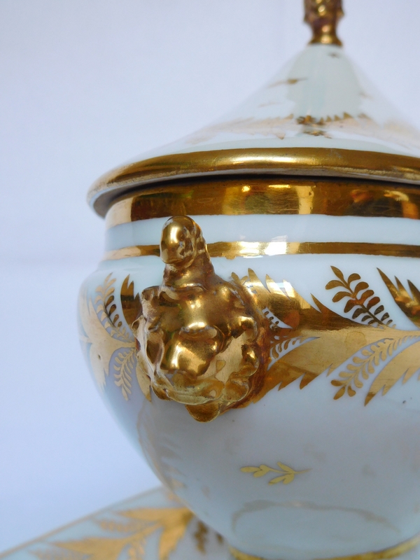 Locré : saucière en porcelaine d'époque Empire rehaussée à l'or fin