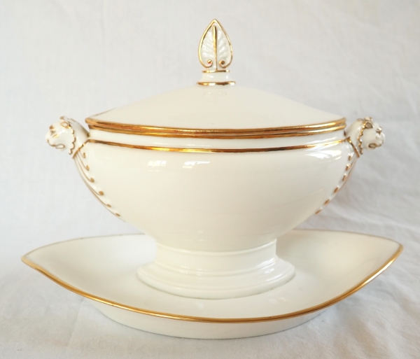 Nast : saucière d’époque Empire en porcelaine de Paris blanche et or