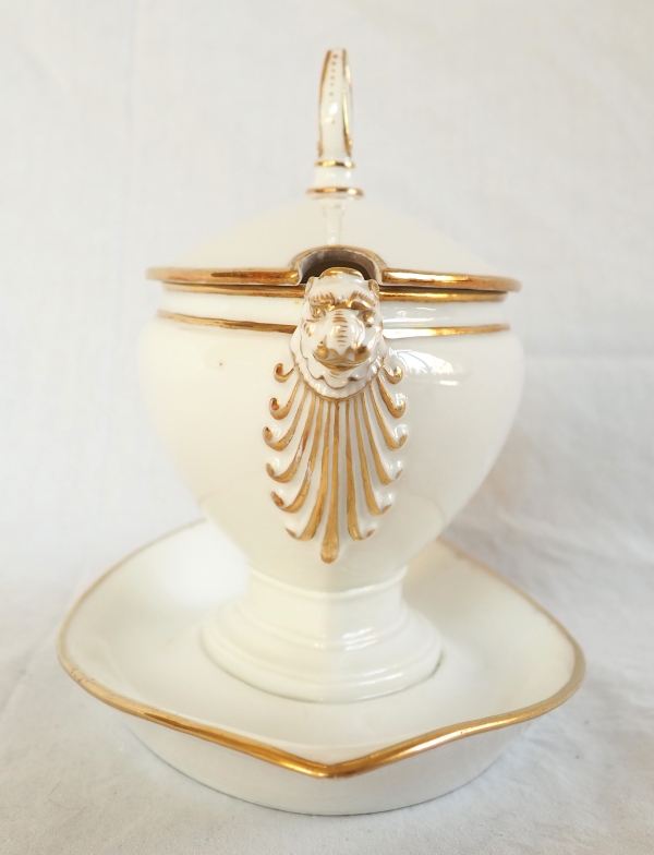 Nast : saucière d’époque Empire en porcelaine de Paris blanche et or