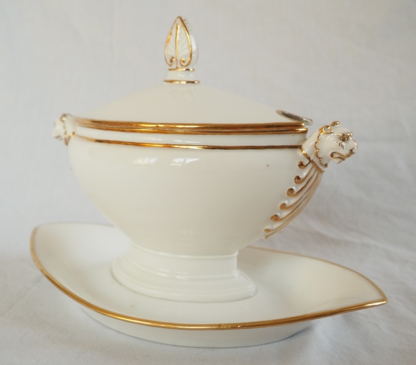 Nast : saucière d’époque Empire en porcelaine de Paris blanche et or
