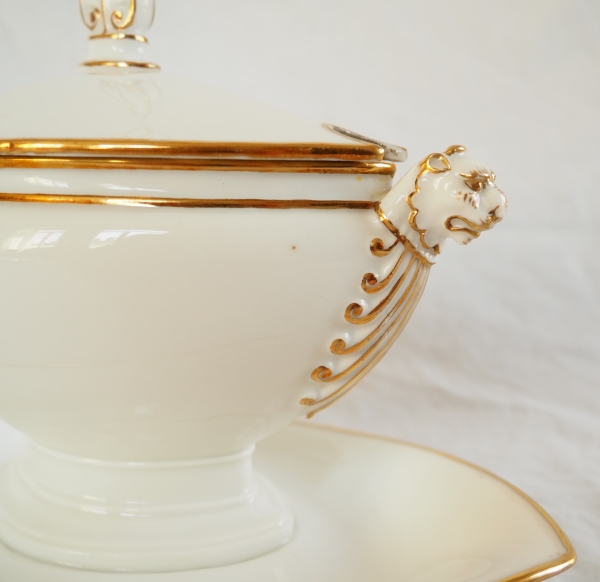 Nast : saucière d’époque Empire en porcelaine de Paris blanche et or