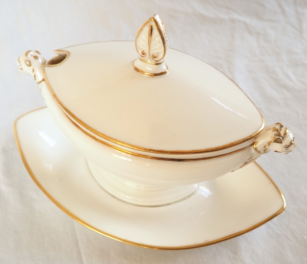 Nast : saucière d’époque Empire en porcelaine de Paris blanche et or
