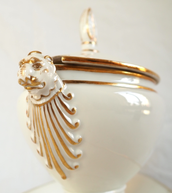 Nast : saucière d’époque Empire en porcelaine de Paris blanche et or