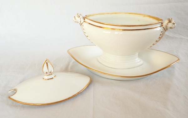Nast : saucière d’époque Empire en porcelaine de Paris blanche et or