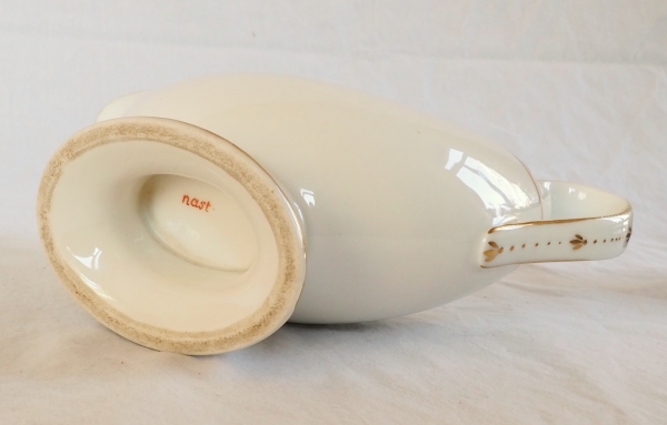Nast : saucière d’époque Empire en porcelaine de Paris blanche et or