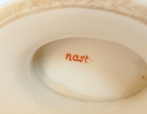Nast : saucière d’époque Empire en porcelaine de Paris blanche et or