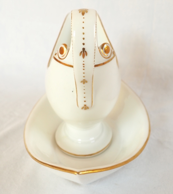 Nast : saucière d’époque Empire en porcelaine de Paris blanche et or
