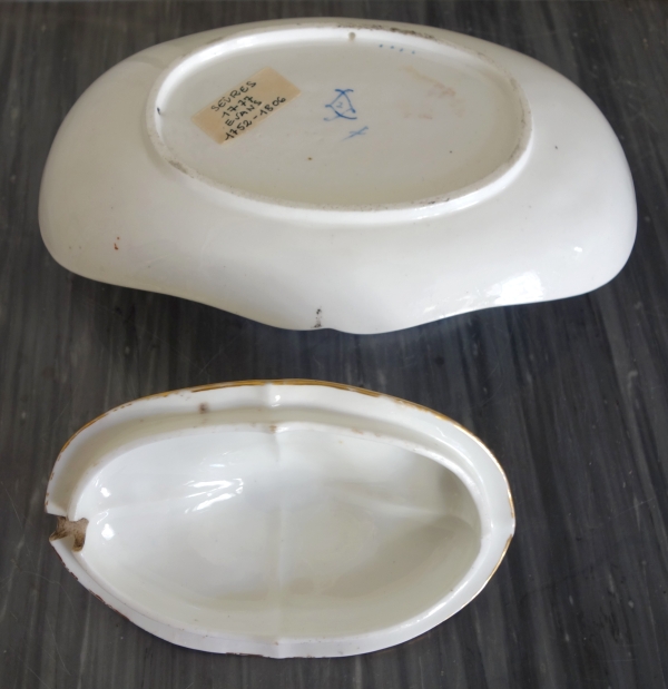Sevres Manufacture : Louis XVI porcelain sugar pot or gravy boat - signed, dated 1777