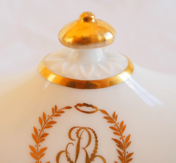 Empire Paris porcelain sauce boat enhanced with fine gold, early 19th century
