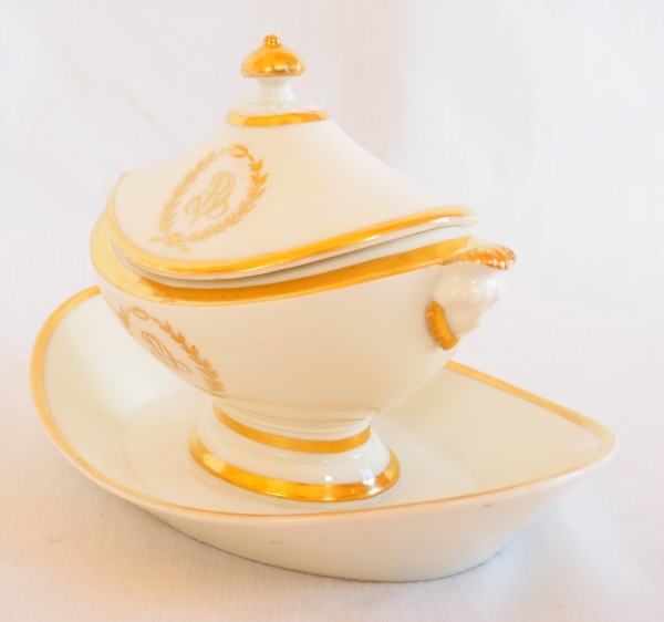 Empire Paris porcelain sauce boat enhanced with fine gold, early 19th century