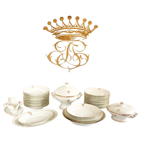 Service de table couronne de Comte en porcelaine blanche et or pour 12 personnes