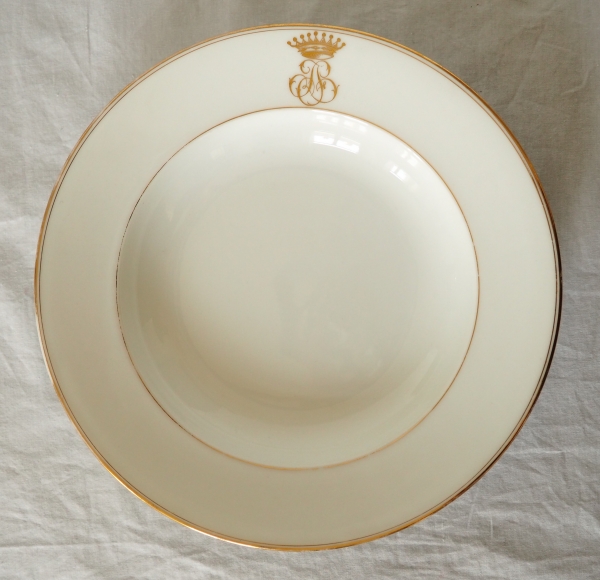 Service de table couronne de Comte en porcelaine blanche et or pour 12 personnes