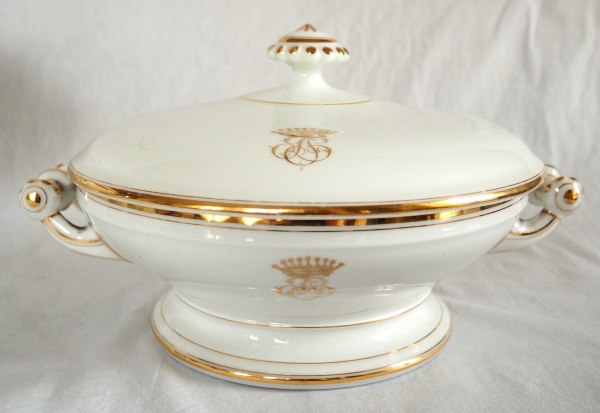 Service de table couronne de Comte en porcelaine blanche et or pour 12 personnes