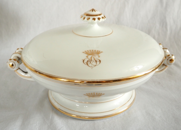 Service de table couronne de Comte en porcelaine blanche et or pour 12 personnes