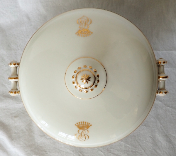 Service de table couronne de Comte en porcelaine blanche et or pour 12 personnes