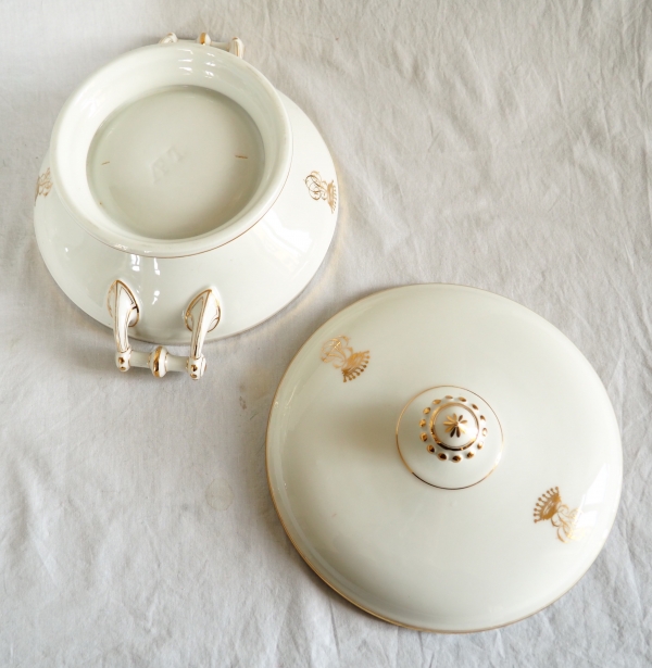 Service de table couronne de Comte en porcelaine blanche et or pour 12 personnes