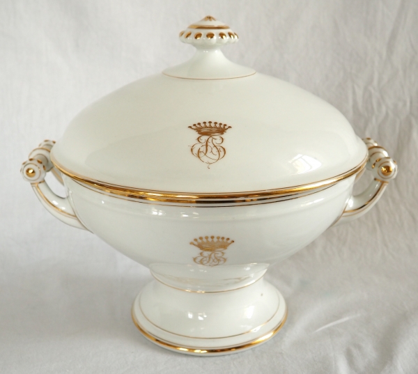 Service de table couronne de Comte en porcelaine blanche et or pour 12 personnes