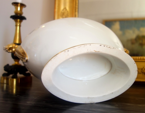Soupière d'époque Empire en porcelaine de Paris aux têtes de lionnes
