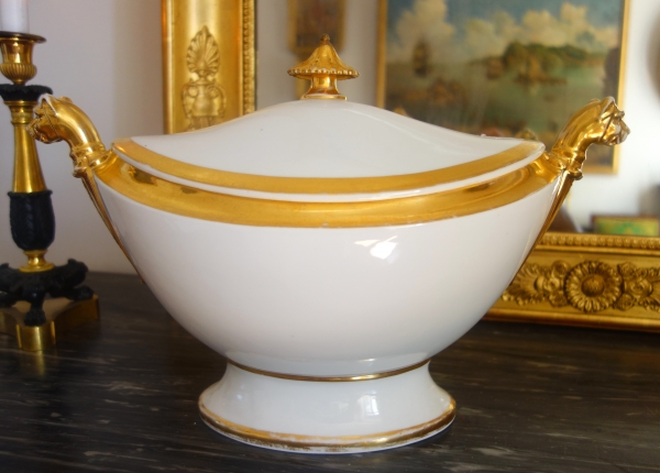 Soupière d'époque Empire en porcelaine de Paris aux têtes de lionnes