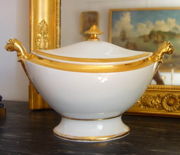 Soupière d'époque Empire en porcelaine de Paris aux têtes de lionnes