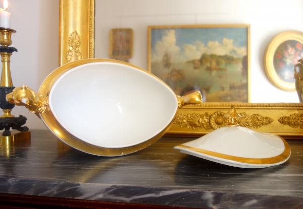 Soupière d'époque Empire en porcelaine de Paris aux têtes de lionnes