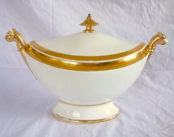 Soupière d'époque Empire en porcelaine de Paris aux têtes de lionnes