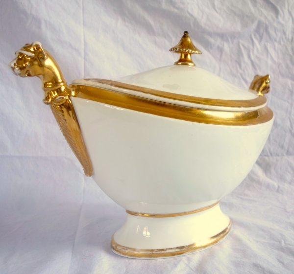 Soupière d'époque Empire en porcelaine de Paris aux têtes de lionnes