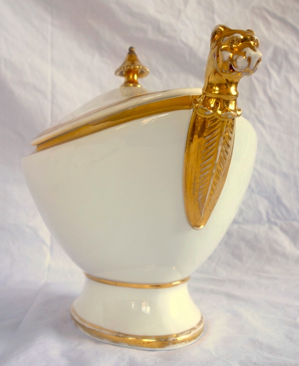 Soupière d'époque Empire en porcelaine de Paris aux têtes de lionnes