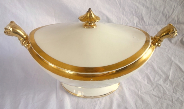 Soupière d'époque Empire en porcelaine de Paris aux têtes de lionnes