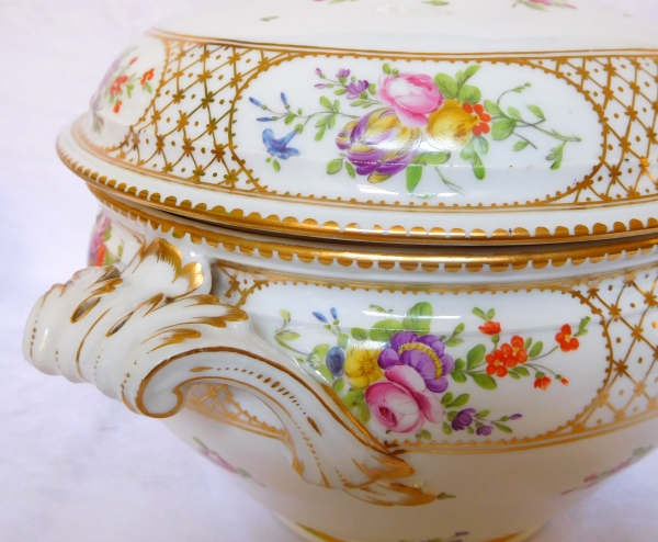 Manufacture de la Reine : soupière pot à oille en porcelaine polychrome et or, époque Louis XVI