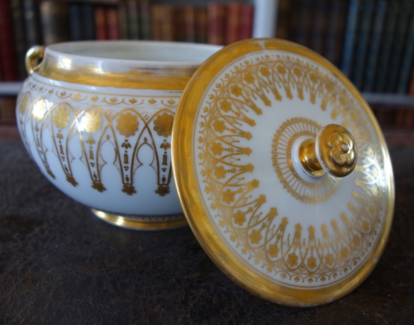 Manufacture Schoelcher : sucrier Empire en porcelaine de Paris, époque Charles X - signé
