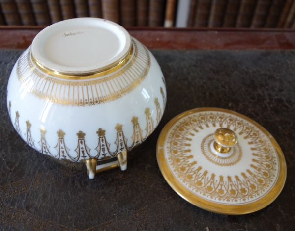 Manufacture Schoelcher : sucrier Empire en porcelaine de Paris, époque Charles X - signé