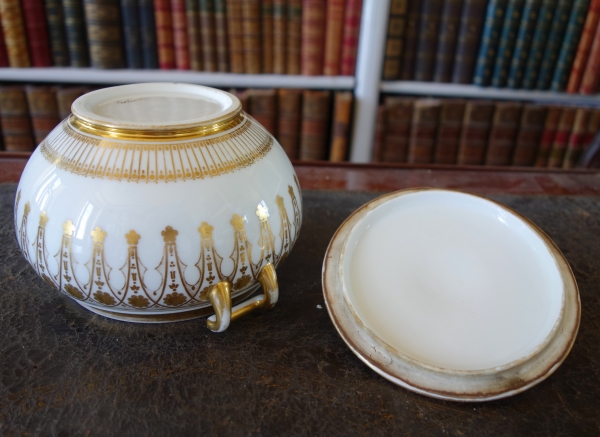 Manufacture Schoelcher : sucrier Empire en porcelaine de Paris, époque Charles X - signé