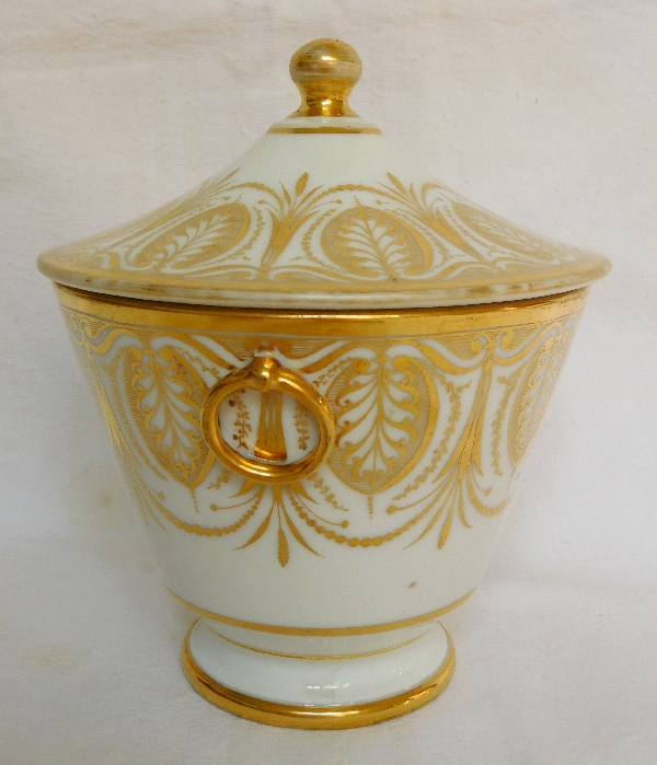 Sucrier en porcelaine de Paris d'époque Empire décor de palmettes à l'or
