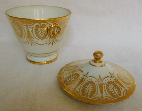 Sucrier en porcelaine de Paris d'époque Empire décor de palmettes à l'or