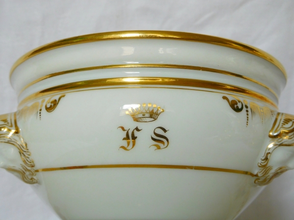 Paris porcelain sugar pot, crown of count and FS monogram, circa 1840