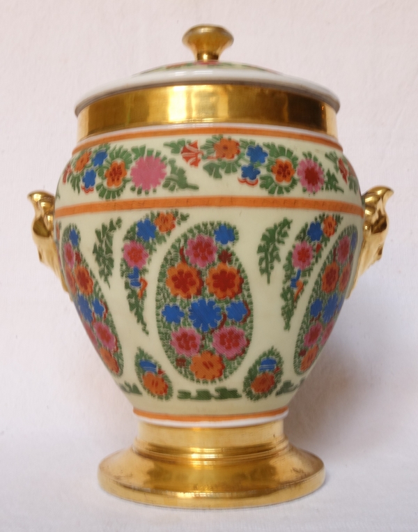 Paris porcelain sugar pot enhanced with fine gold, 19th century circa 1830