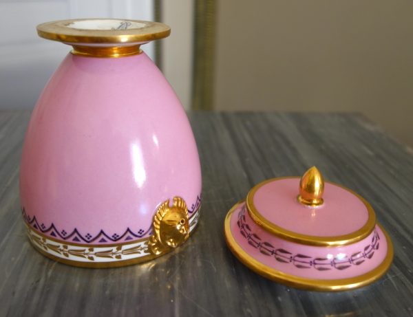 Manufacture Royale de Sèvres 1821 : sucrier en porcelaine à décor égyptien