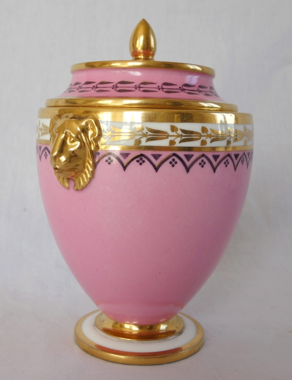 Manufacture Royale de Sèvres 1821 : sucrier en porcelaine à décor égyptien