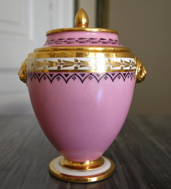 Manufacture Royale de Sèvres 1821 : sucrier en porcelaine à décor égyptien