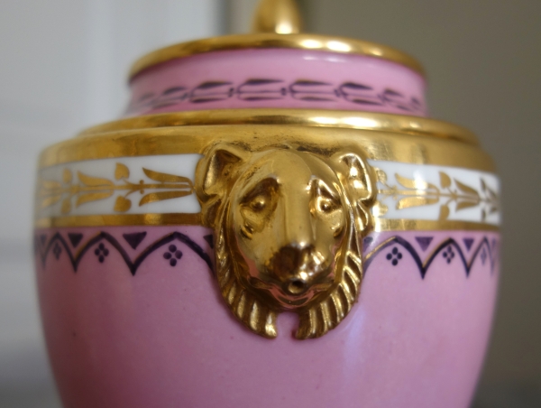 Manufacture Royale de Sèvres 1821 : sucrier en porcelaine à décor égyptien
