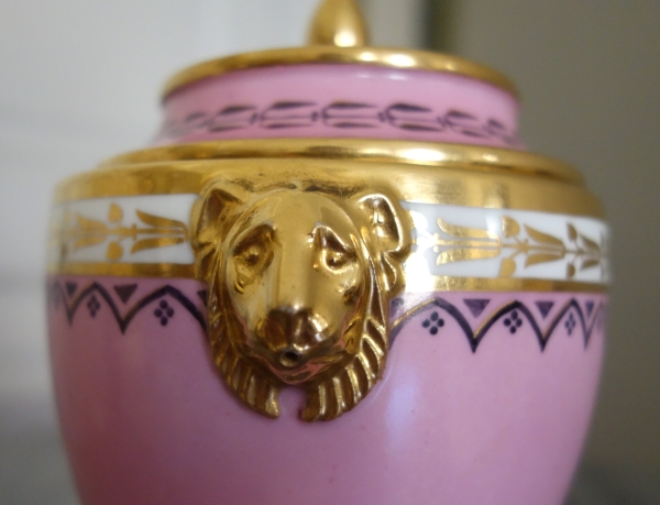 Manufacture Royale de Sèvres 1821 : sucrier en porcelaine à décor égyptien