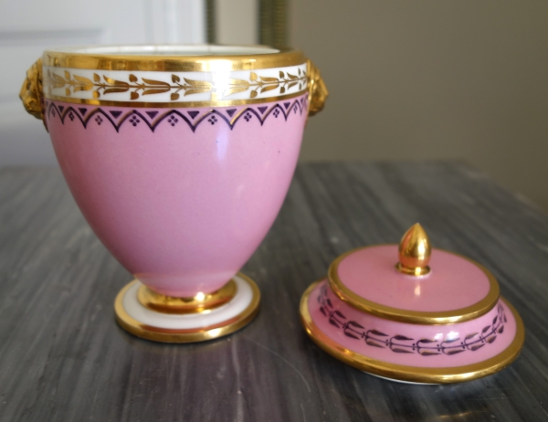 Manufacture Royale de Sèvres 1821 : sucrier en porcelaine à décor égyptien