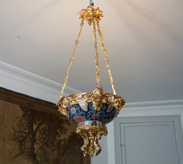 Suspension lustre en porcelaine Imari et bronze doré - chateau de Verteuil / de La Rochefoucauld