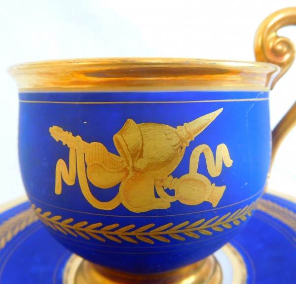 Tasse à café en porcelaine de Paris bleue et dorée, époque Empire - Restauration XIXe siècle