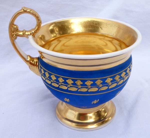 Grande tasse à petit déjeuner en porcelaine de Paris bleue et dorée, époque Restauration XIXe